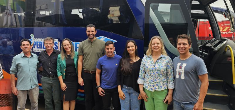 Prefeitura entrega para Associação dos Estudantes - AEUP, 3 Ônibus e 1 Van.